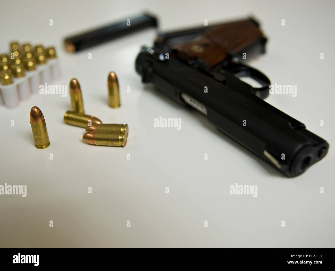 Un pistolet avec des munitions sur une table Banque D'Images