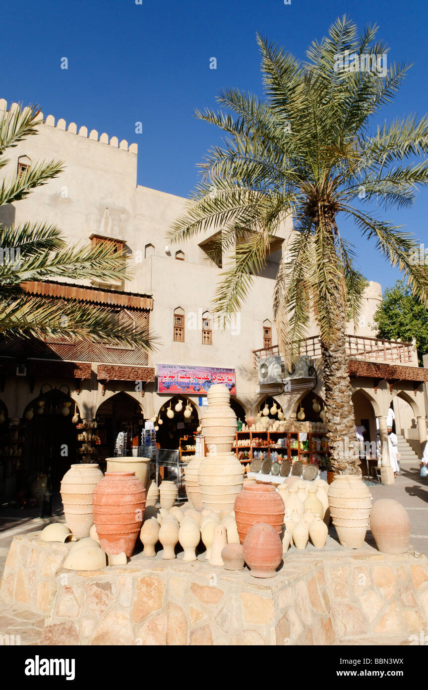 Section touristique avec des boutiques de souvenirs au Souk de Nizwa, Hajar al Gharbi Montagnes, Dhakiliya Région, Sultanat d'Oman, l'Arabie, Midd Banque D'Images