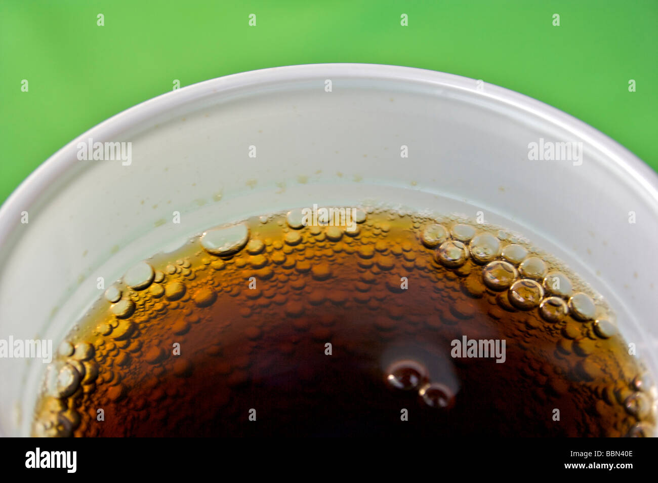 Bulles de Coca Cola servi dans un verre blanc sur un tableau vert.  Boissons, froid, verre, verre, Coca, Cola, Pepsi, Coke, la glace Photo  Stock - Alamy