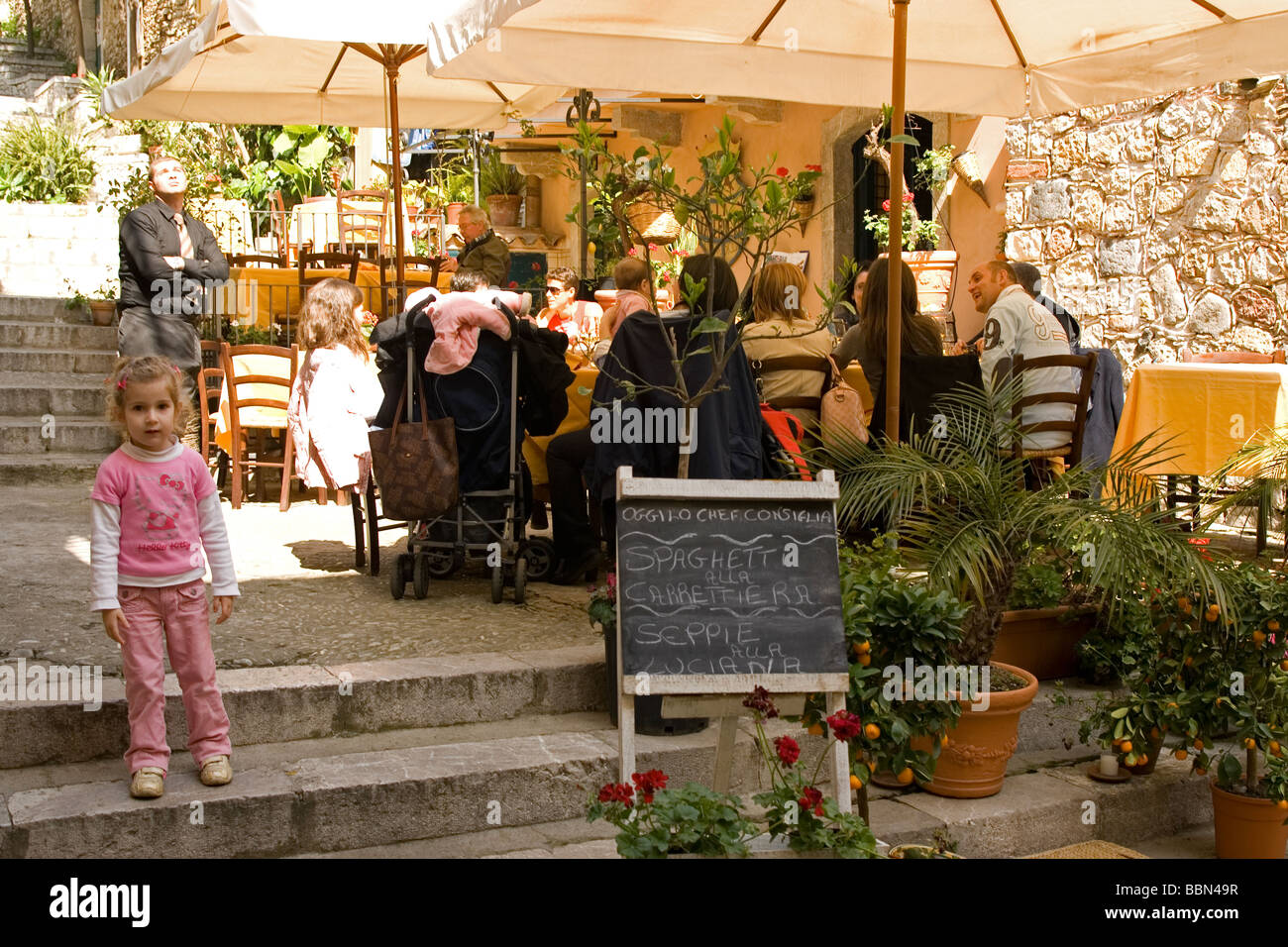 Restaurant Cafe sur escaliers en pierre Taormina Sicile Italie Banque D'Images