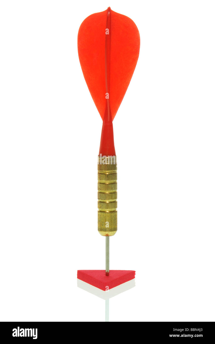Dart rouge coincé dans un triangle rouge Banque D'Images