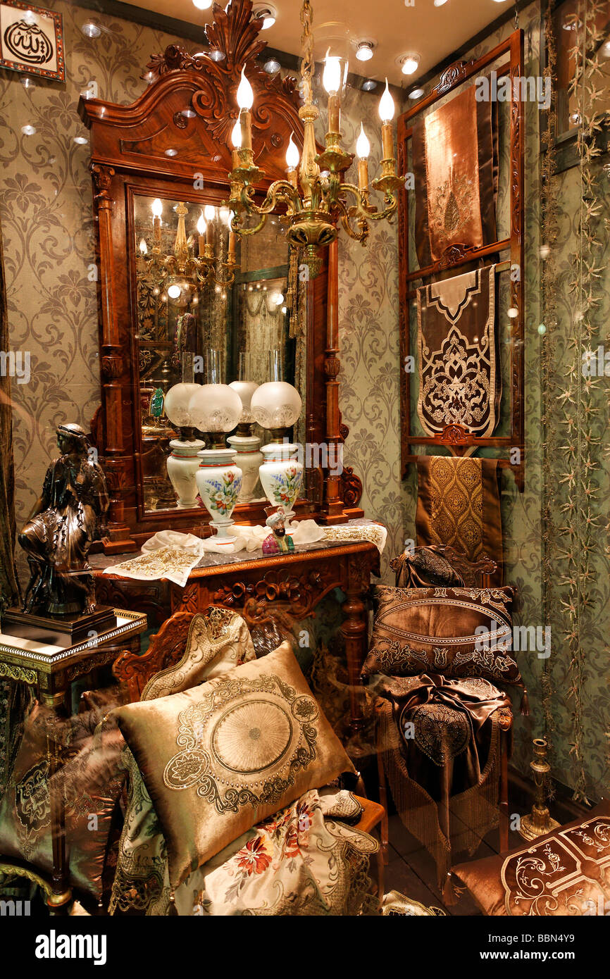 Boutique d'antiquités avec un mobilier de style ottoman et accueil accessoires, Bazar égyptien, marché aux épices, Eminoenue, Istanbul, Turquie Banque D'Images