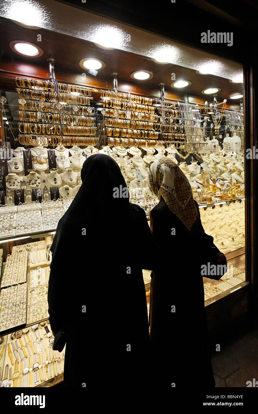 Deux femmes turques à la recherche de bijoux en or dans une vitrine, avec un foulard, l'autre sur les corps plein voile Banque D'Images