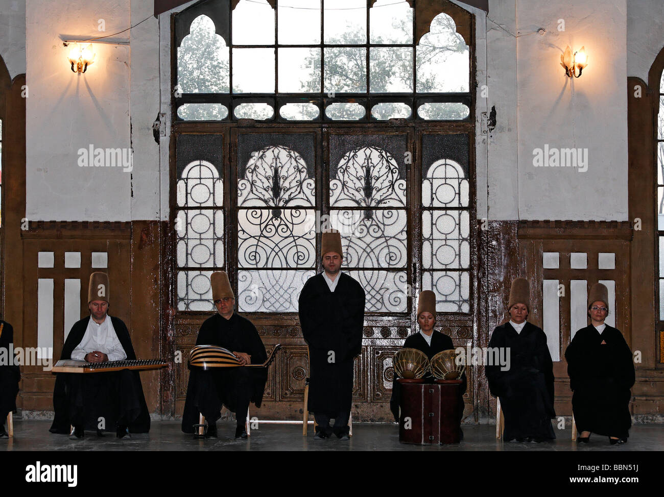 Groupe de musique soufie, cérémonie de la sema derviches tourneurs de l'ordre des Mevlevi, historique gare Sirkeci, Istanbul, Turquie Banque D'Images