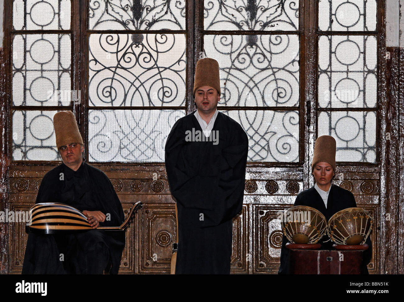 Musiciens et chanteur soufi, cérémonie de la sema derviches tourneurs de l'ordre des Mevlevi, ancienne station de train, l'ISTA Sirkeci Banque D'Images