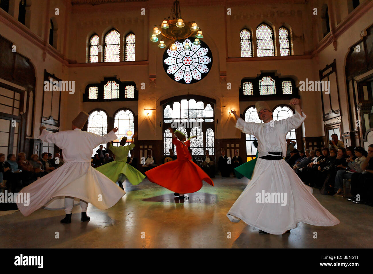 Derviches tourneurs de l'ordre soufi, cérémonie Mevlevi Sema, gare historique Sirkeci, Istanbul, Turquie Banque D'Images