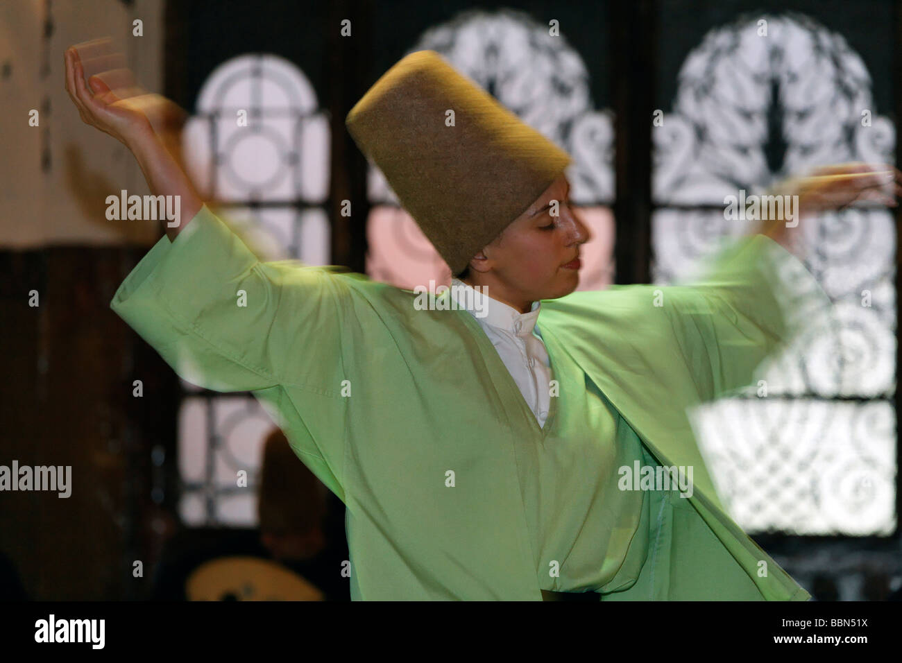 La danse des femmes de l'ordre soufi des derviches Mevlevi Sema, cérémonie, gare historique Sirkeci, Istanbul, Turquie Banque D'Images