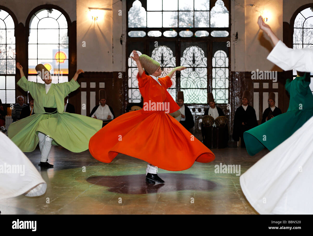 La cérémonie de derviches tourneurs de l'ordre soufi, cérémonie Mevlevi Sema, gare historique Sirkeci, Istanbul, Turquie Banque D'Images