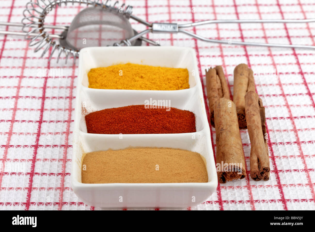 Des bâtons de cannelle avec d'autres épices utilisées dans la cuisine Banque D'Images