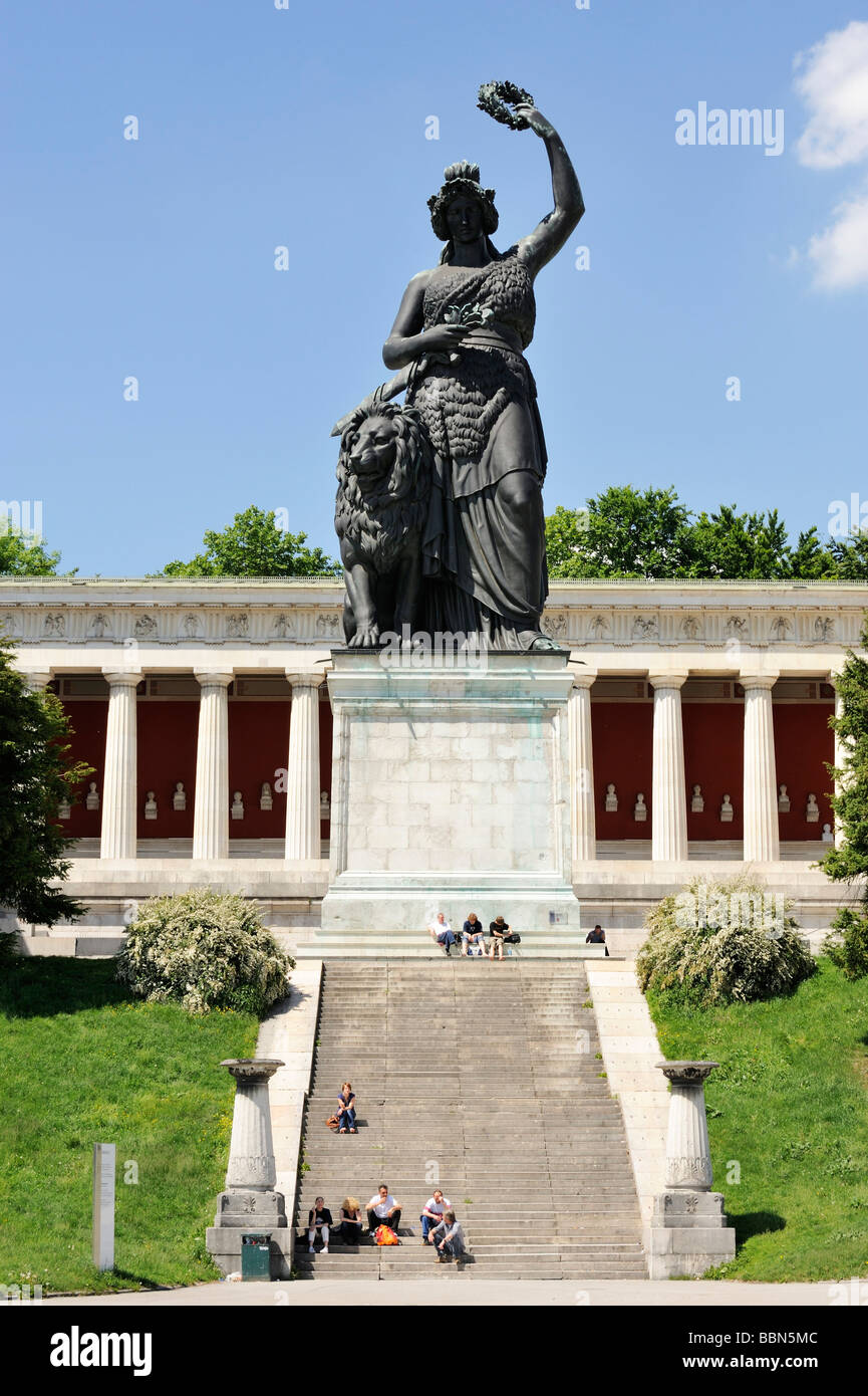 Bavaria statue avec Hall of Fame à l'Theresienhoehe à Munich, Haute-Bavière, Bavaria, Germany, Europe Banque D'Images