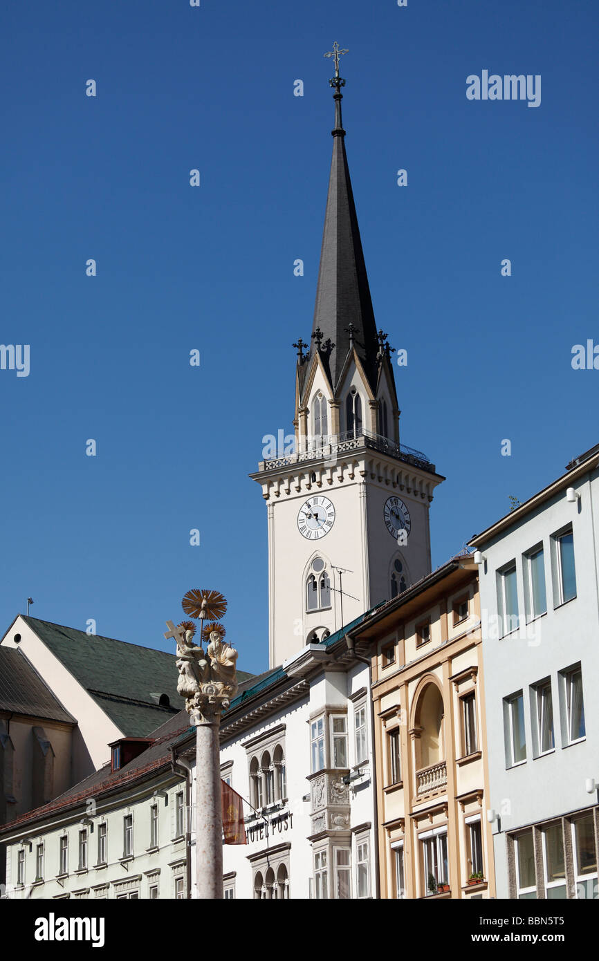 Place principale avec la colonne de la Sainte Trinité et Eglise paroissiale Saint-james, Villach, Carinthie, Autriche, Europe Banque D'Images