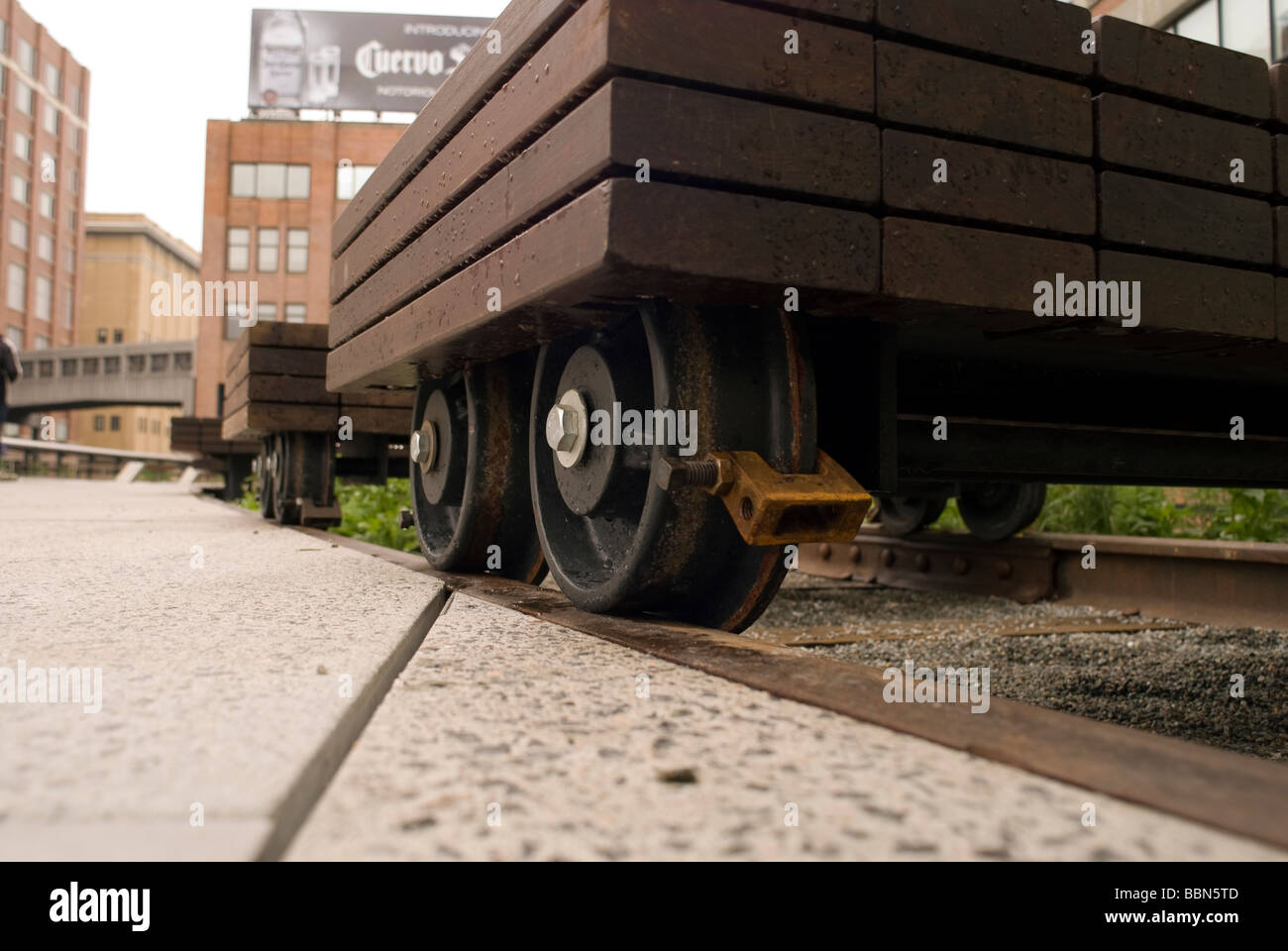 Le matériel roulant bancs à Le parc High Line à New York City construit sur une élévation des années 1930 Structure de fret ferroviaire. © Craig M. Eisenberg Banque D'Images