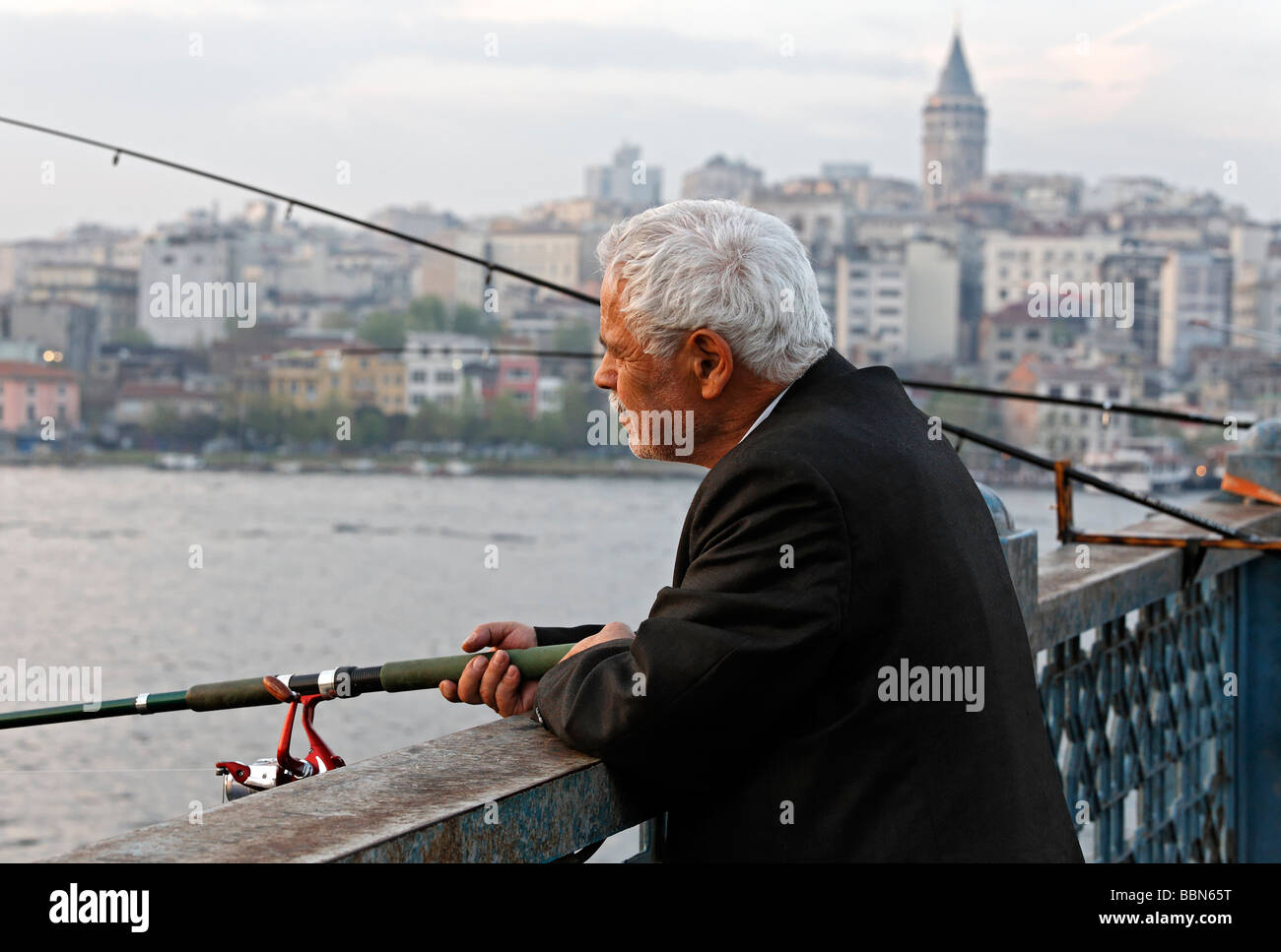 Les cheveux blancs pêcheur turc sur le pont de Galata, soleil du soir, Eminoenue, Istanbul, Turquie Banque D'Images