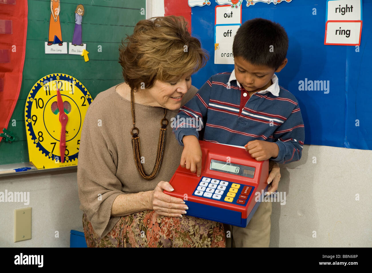 L'élève de maternelle inter ethniques multiples la diversité raciale multi culturel multiculturel la diversité raciale en classe © Myrleen interracial M. Pearson Banque D'Images