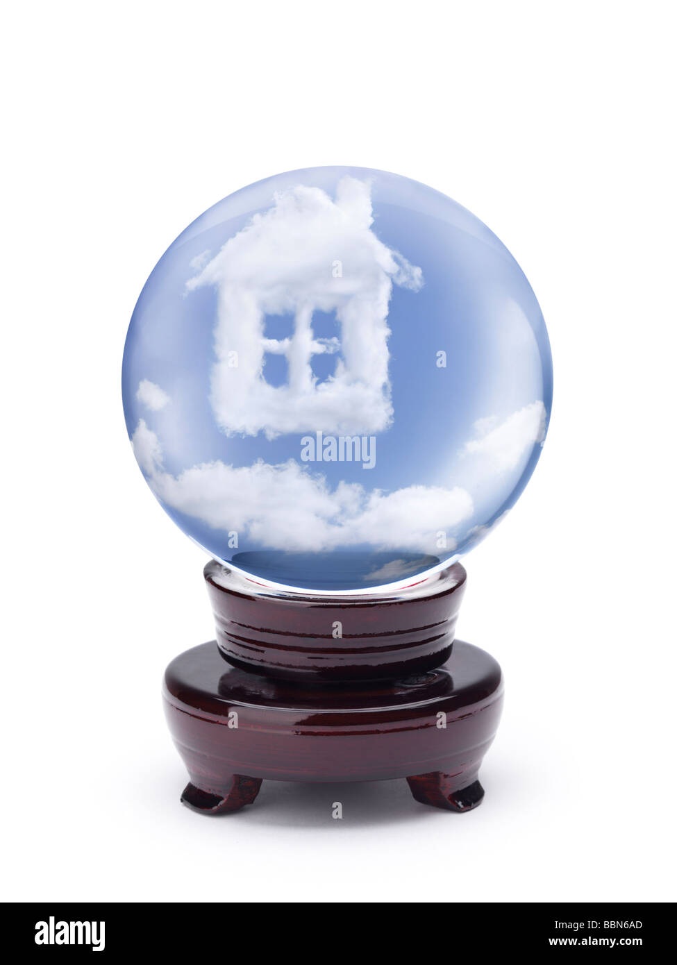 Boule de cristal avec la maison dans les nuages Banque D'Images