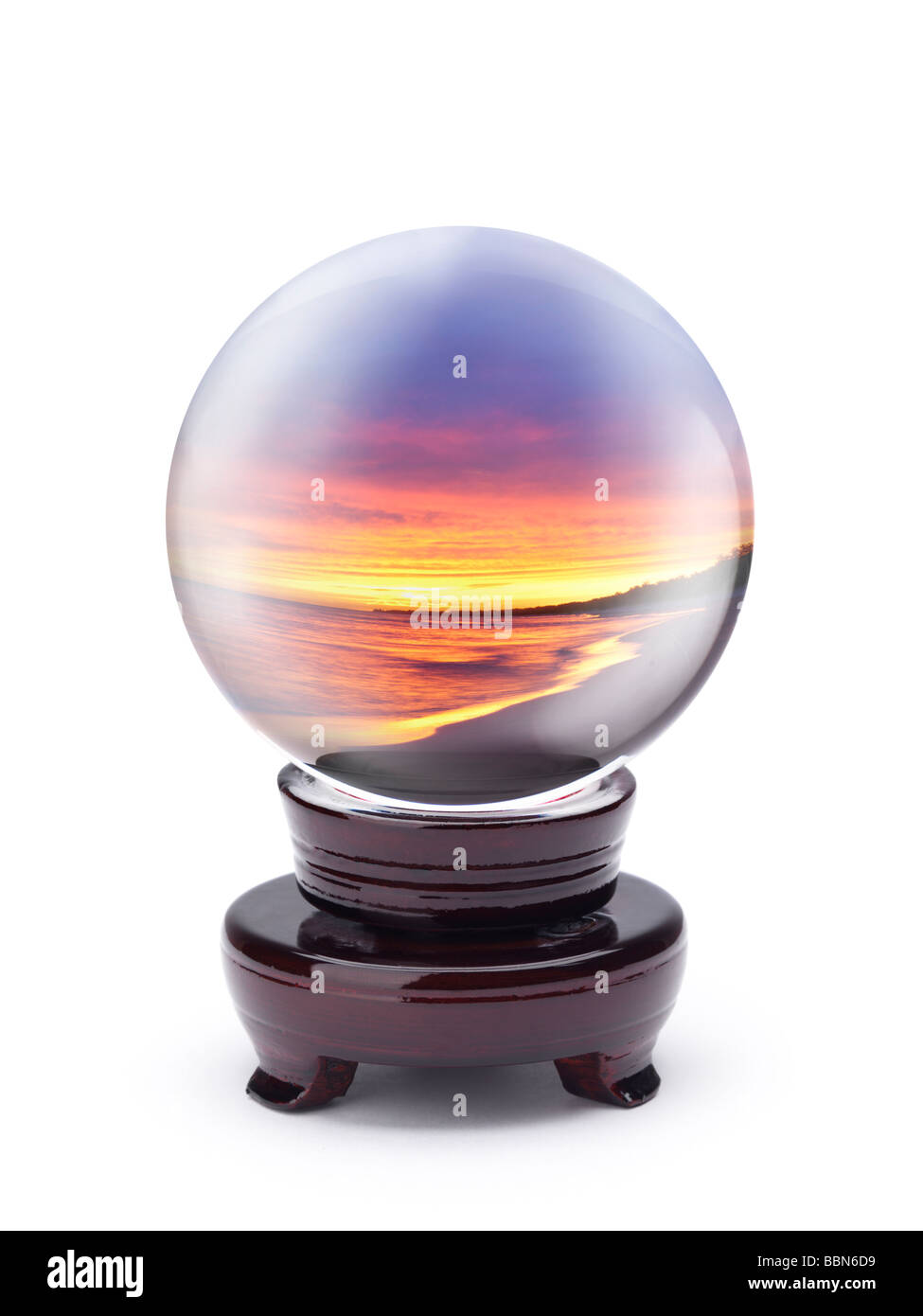 Boule de cristal avec coucher du Soleil Plage Paysage Banque D'Images