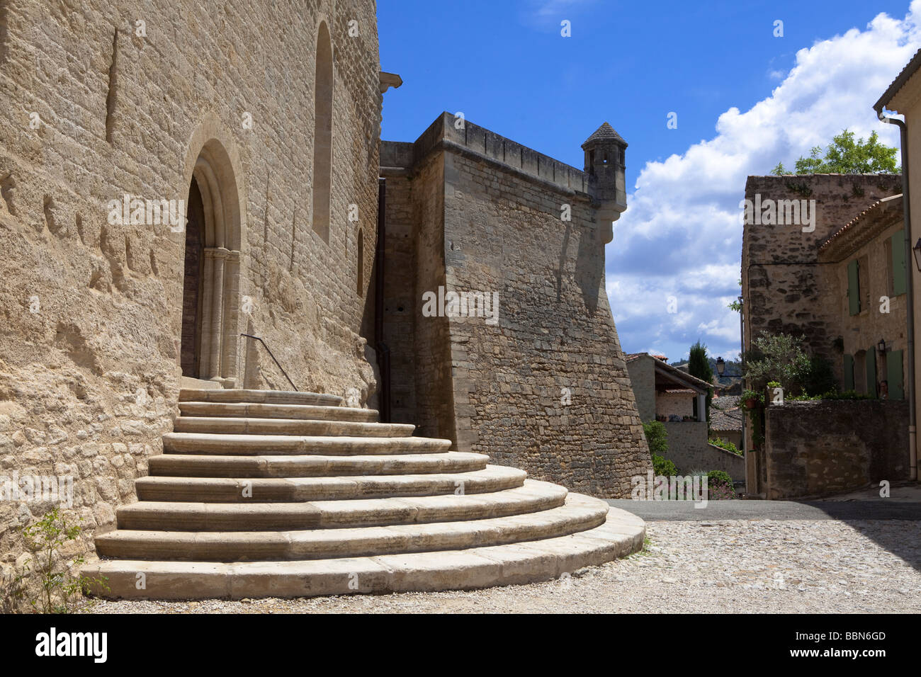 Détails de l'ancien village d'Ansouis (campanil, église, château, maison, mur), Lubéron, France, Europe Banque D'Images