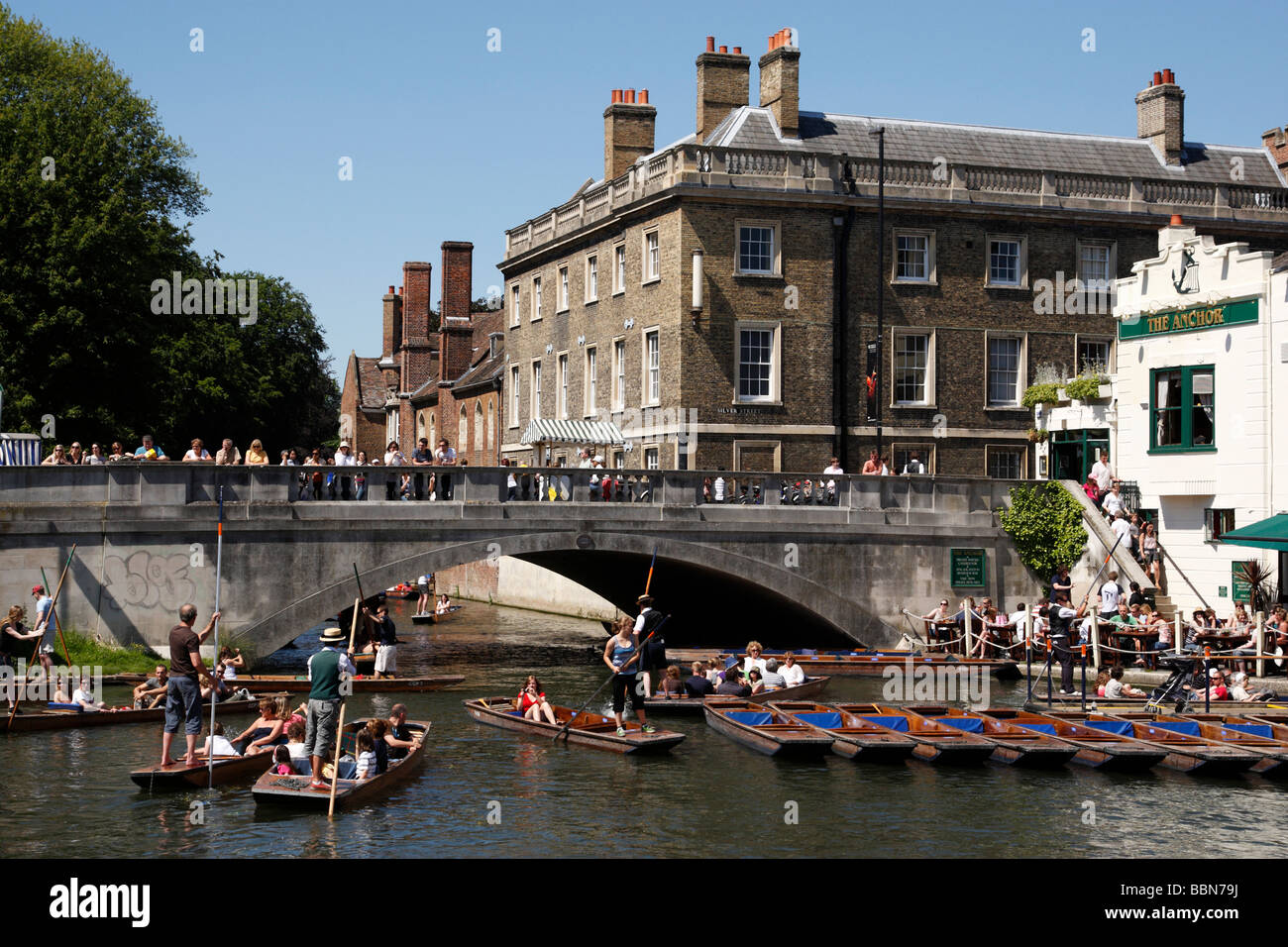 Promenades en barque sur la rivière cam près de granta place avec silver Street Bridge en arrière-plan cambridge uk Banque D'Images