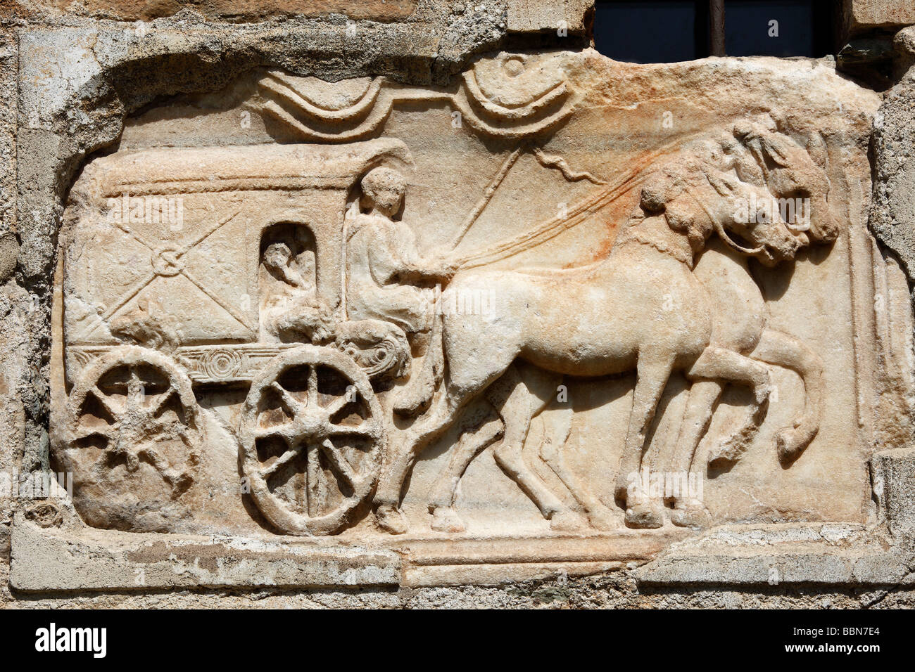 Allégement romain romain 'coach', mur sud de l'église de pèlerinage de Maria Saal, Carinthie, Autriche, Europe Banque D'Images