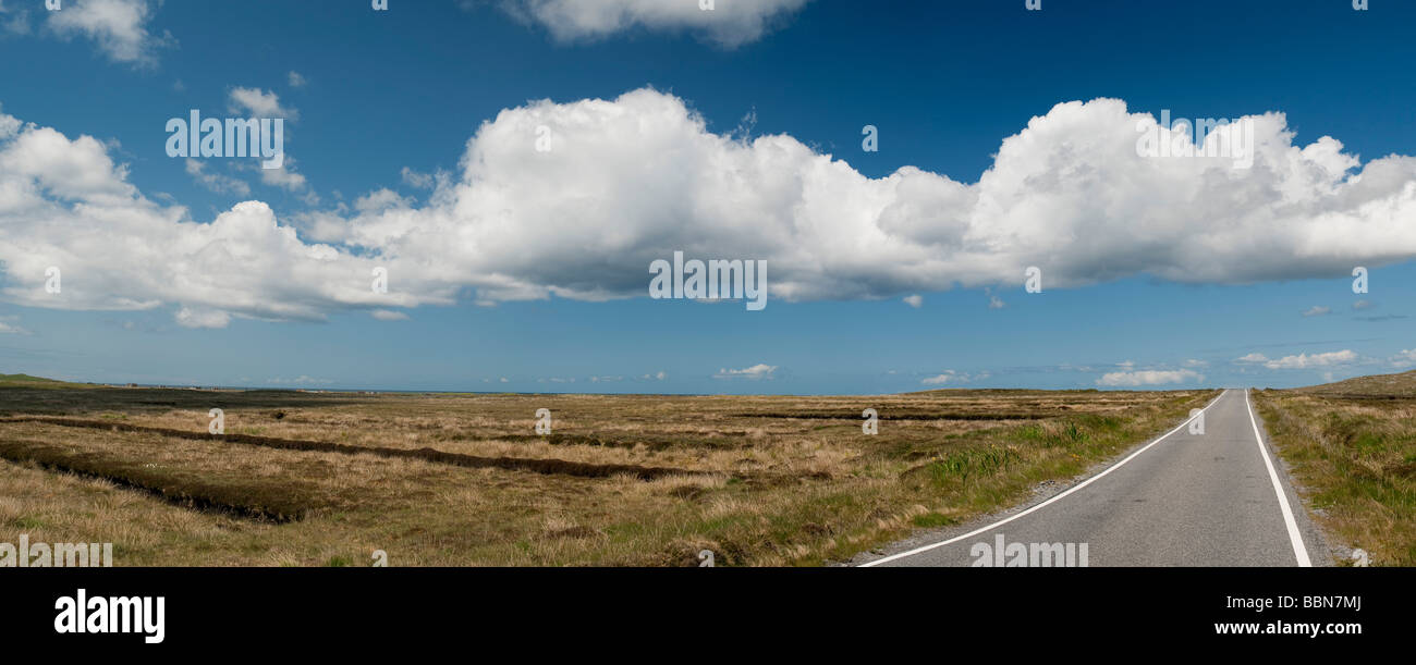 Route droite dans le paysage désertique de South Uist, Hébrides extérieures, en Écosse Banque D'Images