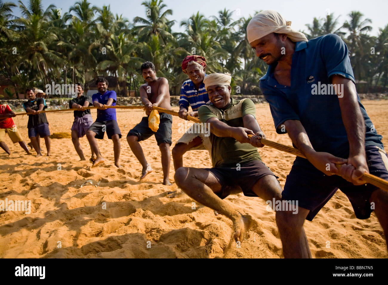 Christian indien tirant les pêcheurs dans leurs filets sur la plage. Banque D'Images Christian indien tirant les pêcheurs dans leurs filets sur la plage. Banque D'Images