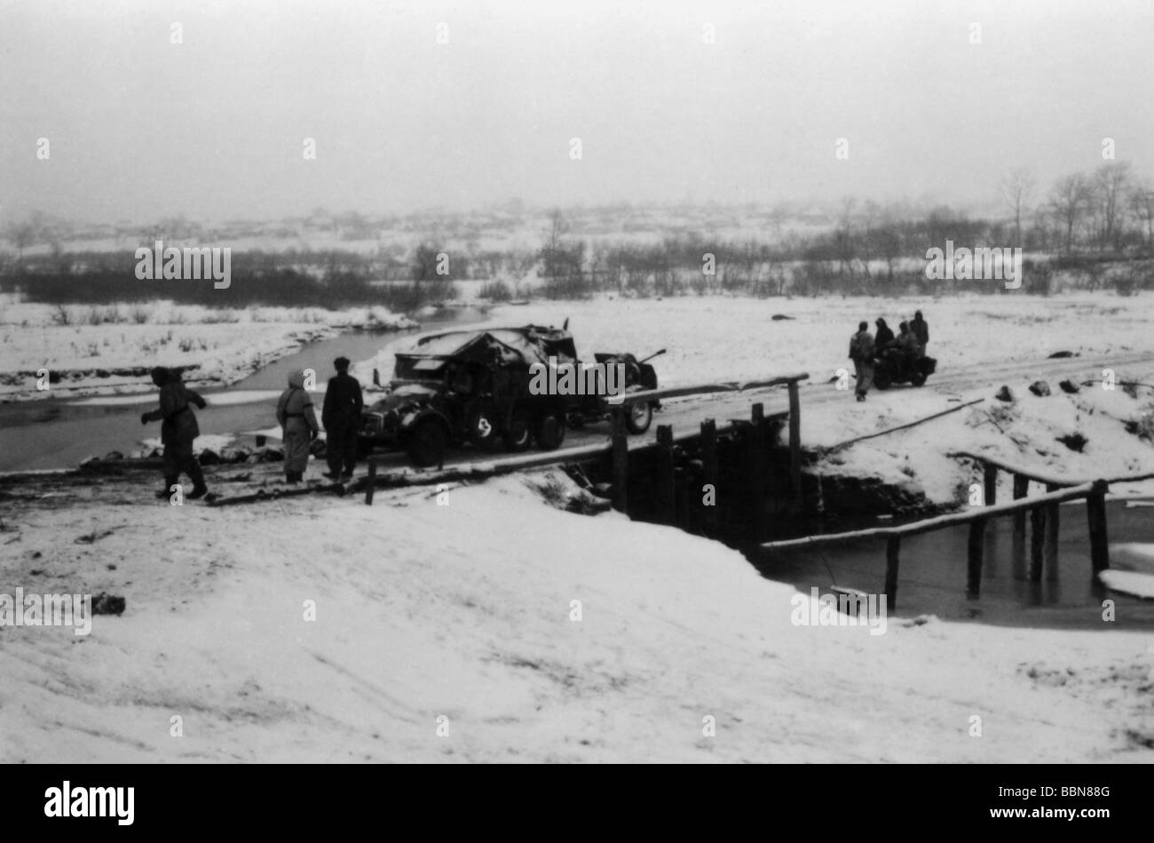 Événements, seconde Guerre mondiale / seconde Guerre mondiale, Russie 1944 / 1945, des soldats allemands se sont assemblés pour une contre-attaque, près de Britskoye, Ukraine, fin janvier 1944, camion avec un pont de passage d'armes anti-avions léger, Banque D'Images