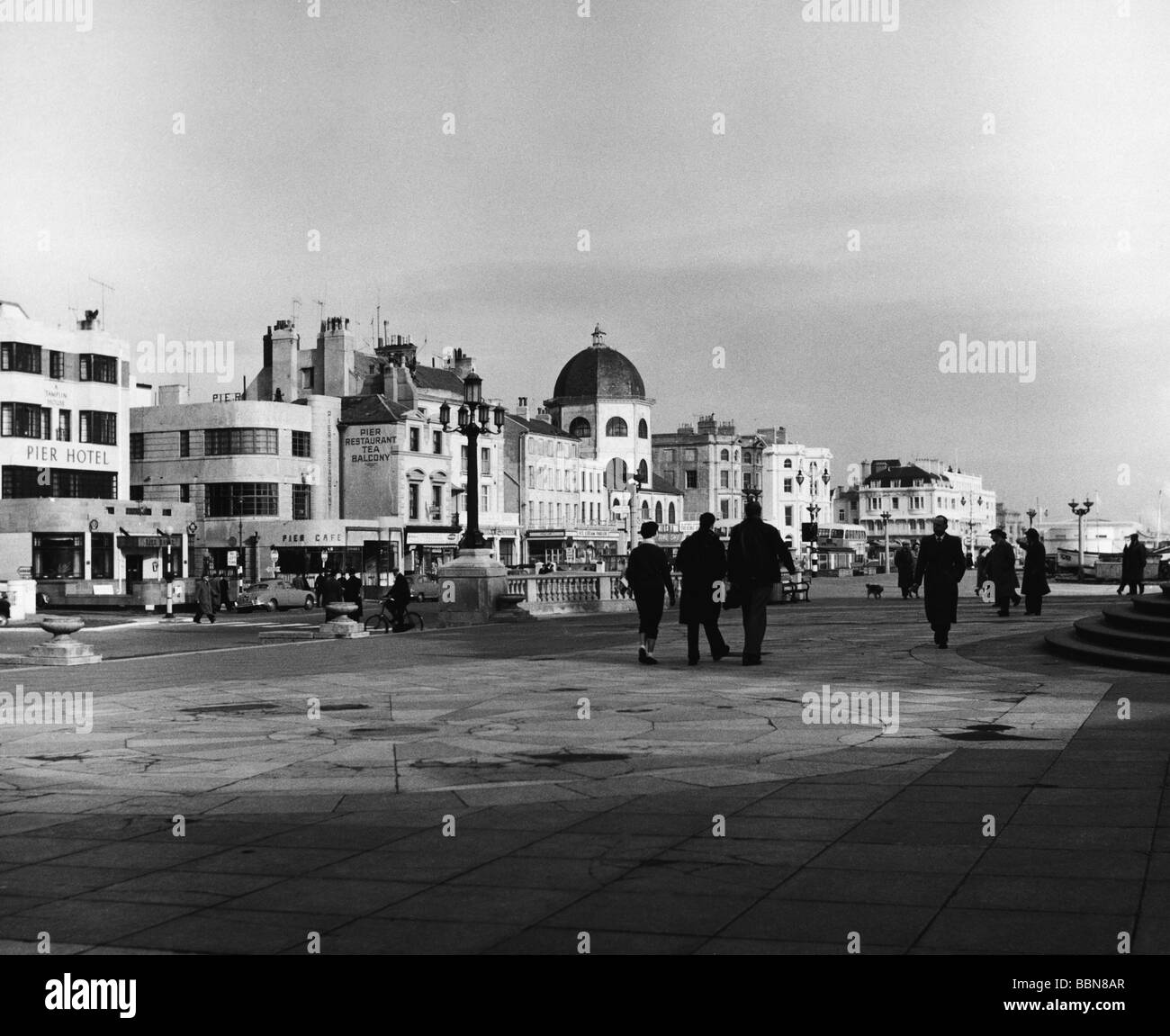 Géographie / voyage, Grande-Bretagne, villes, Worthing, scènes de rue, piétons à la promenade de la jetée, années 60, Banque D'Images