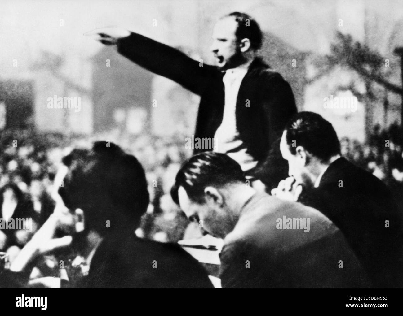 Ulbricht, Walter, 30.6.1893 - 1.8.1973, politicien allemand (KPD), à la manifestation de NSDAP, Friedrichshain, Berlin, Januar 1931, en premier plan gauche la tête de Joseph Goebbels, , Banque D'Images