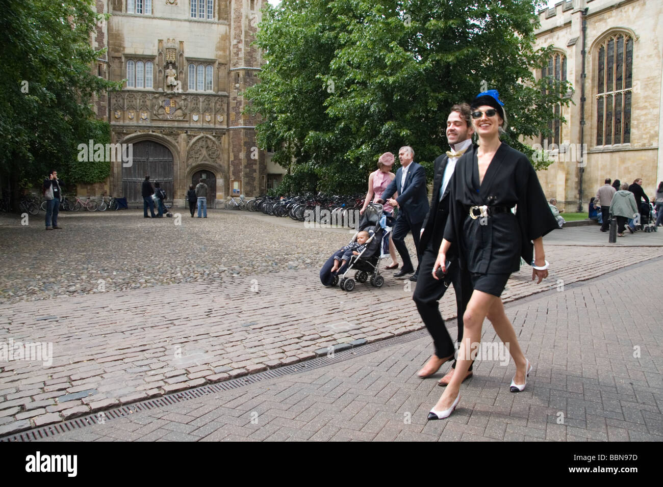 Élégamment vêtue personnes marchant par Trinity Street, Cambridge, UK : Juin 2009 Banque D'Images