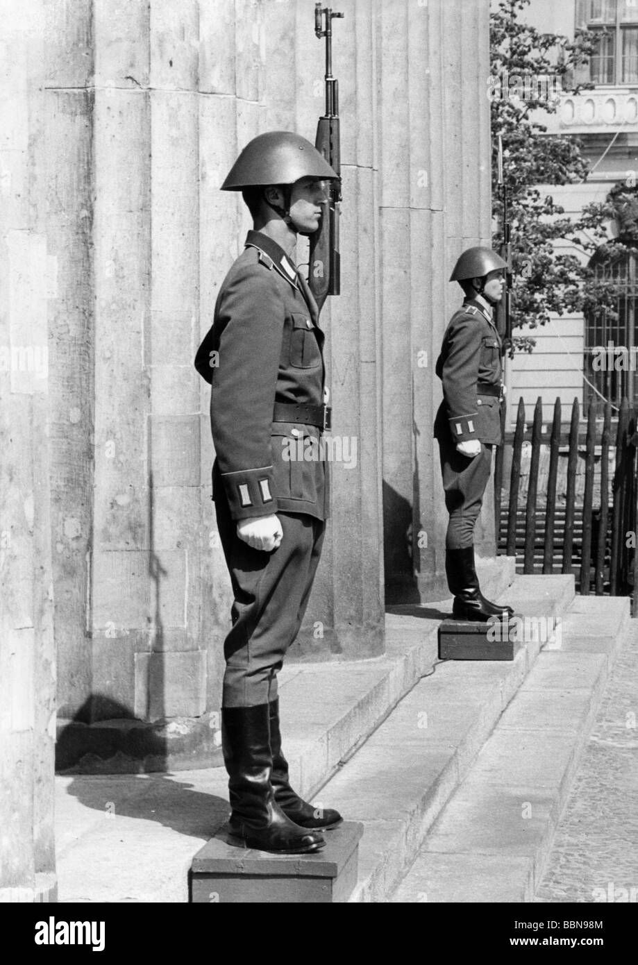 Militaire, Allemagne de l'est, Armée populaire nationale, Forces terrestres, garde d'honneur, Neue Wache, soldats du régiment des gardes 'Friedrich Engels', Berlin-est, 10.6.1969, , Banque D'Images