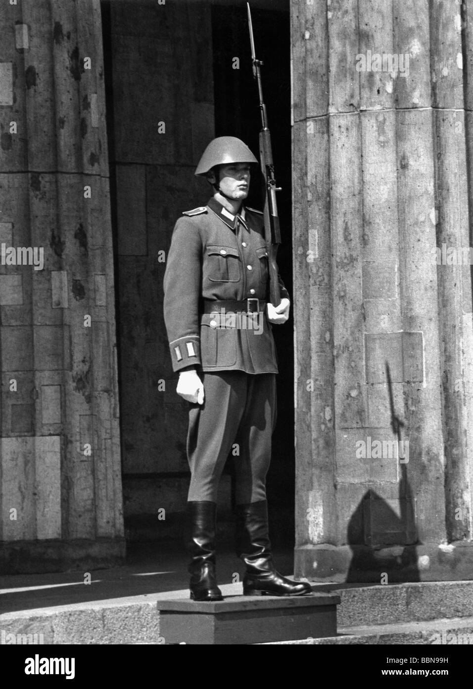 Militaire, Allemagne de l'est, Armée populaire nationale, Forces terrestres, garde d'honneur, Neue Wache, soldat du 1ère Régiment de gardes 'Friedrich Engels', Berlin-est, fin des années 1960, Banque D'Images