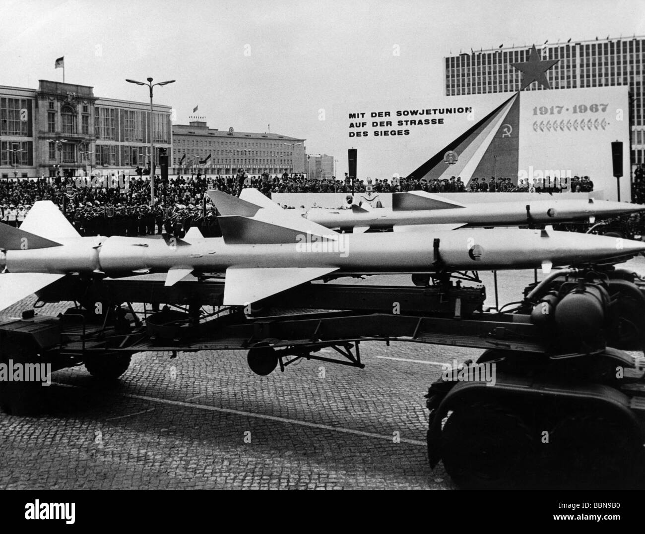 Militaire, Allemagne de l'est, Forces aériennes/Défense aérienne, missiles anti-aéronefs S-75 'dvina', défilé du 1 mai, Berlin de l'est, 1.5.1967, , Banque D'Images