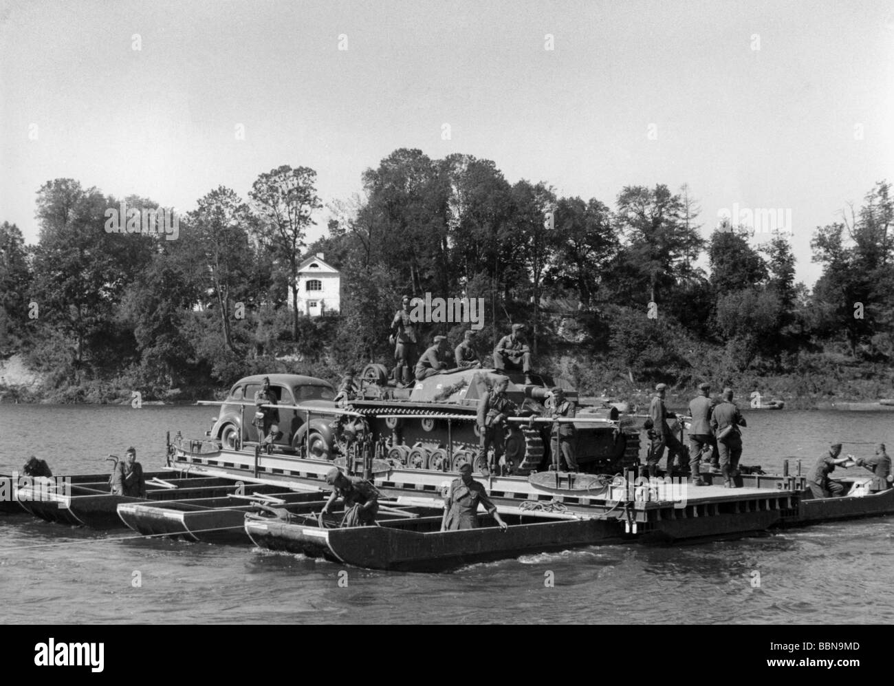 Événements, seconde Guerre mondiale / seconde Guerre mondiale, Russie 1941, un pistolet d'assaut allemand Sturmgeschuetz III Ausf. B et une voiture Wehrmacht sont amenées sur la rivière Bug sur un ferry pour ponton, été 1941, Banque D'Images