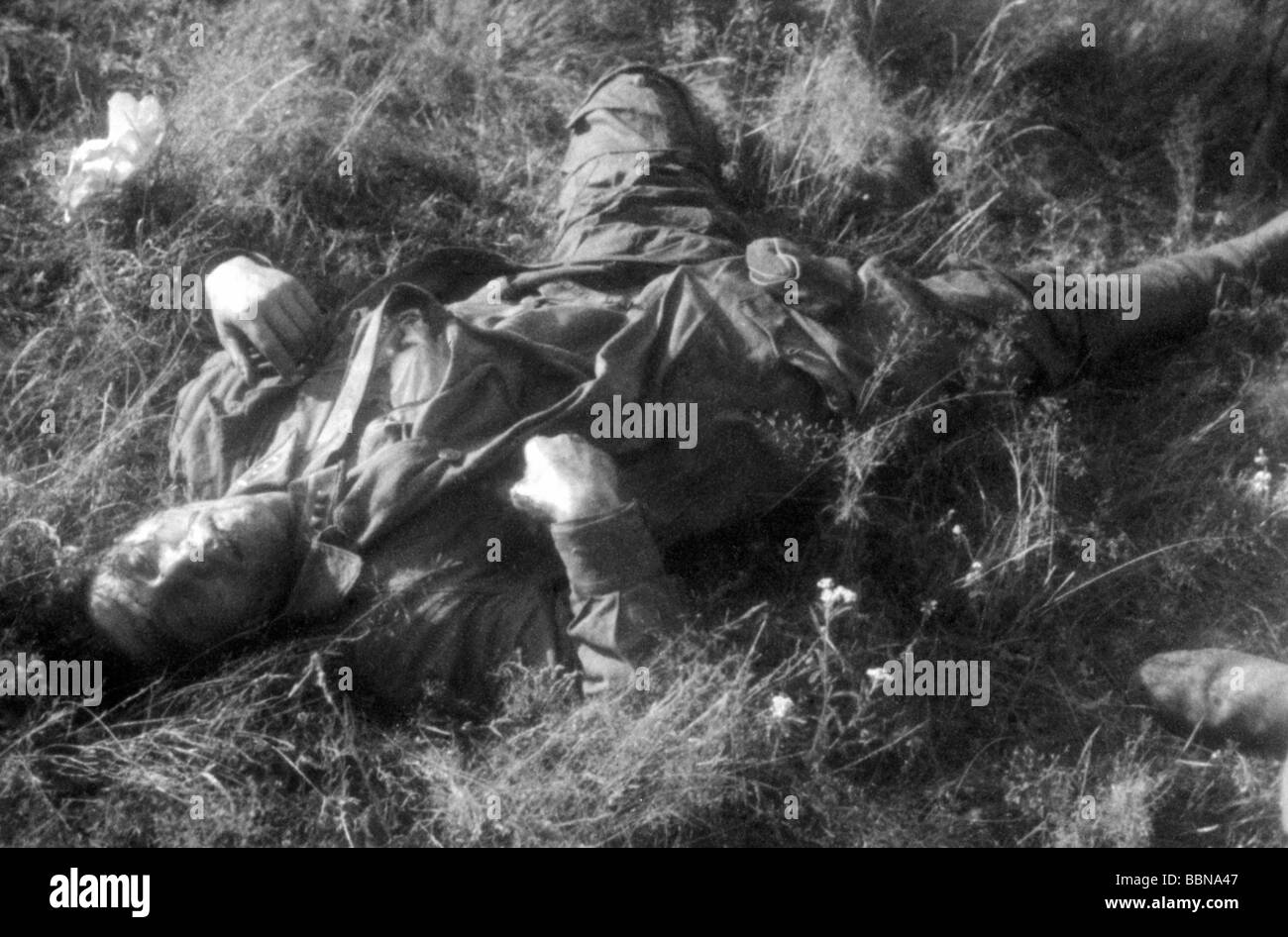 Événements, seconde Guerre mondiale / seconde Guerre mondiale, Russie, soldats tombés / corps morts, aviateur soviétique tombé, Dukhovshchina près de Smolensk, Russie, 26.7.1941, Banque D'Images