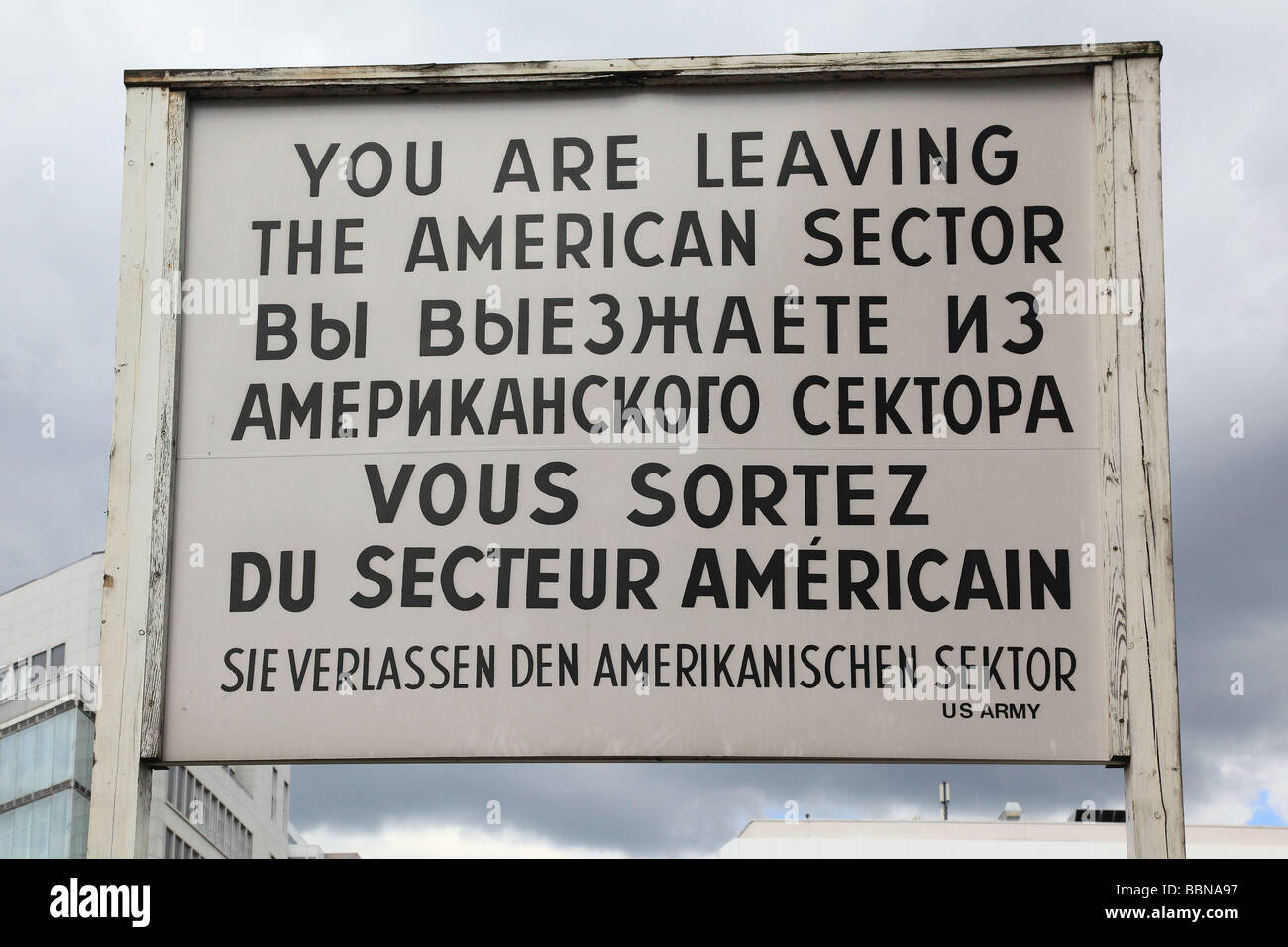 Check Point Charlie Information board à quitter le secteur américain de l'Europe Allemagne Berlin Banque D'Images