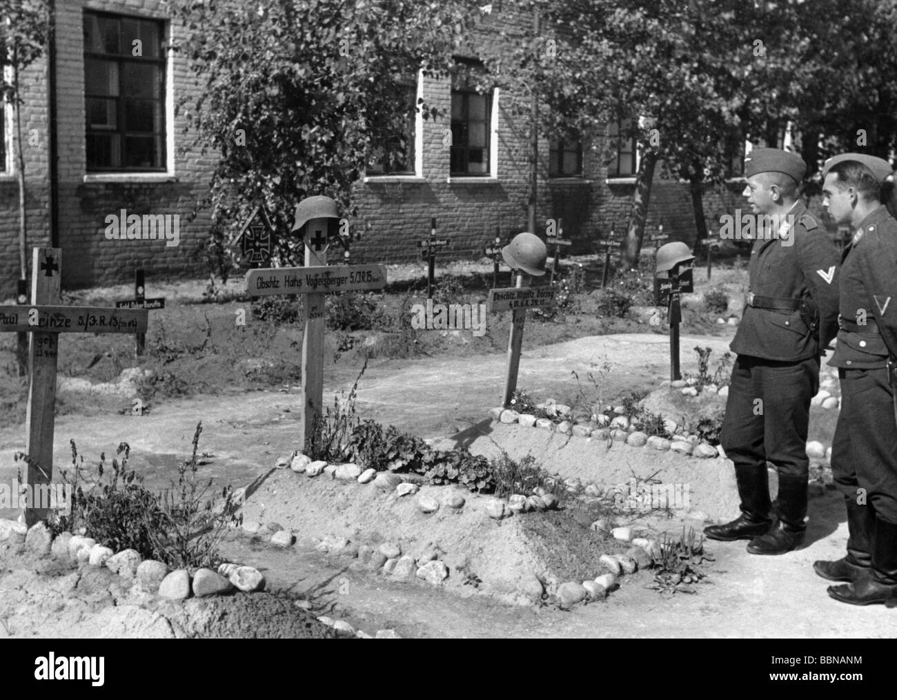 Événements, seconde Guerre mondiale / seconde Guerre mondiale, Russie 1941, soldats de la Luftwaffe regardant les tombes de fantassins allemands tombés, Smolensk, été 1941, Banque D'Images