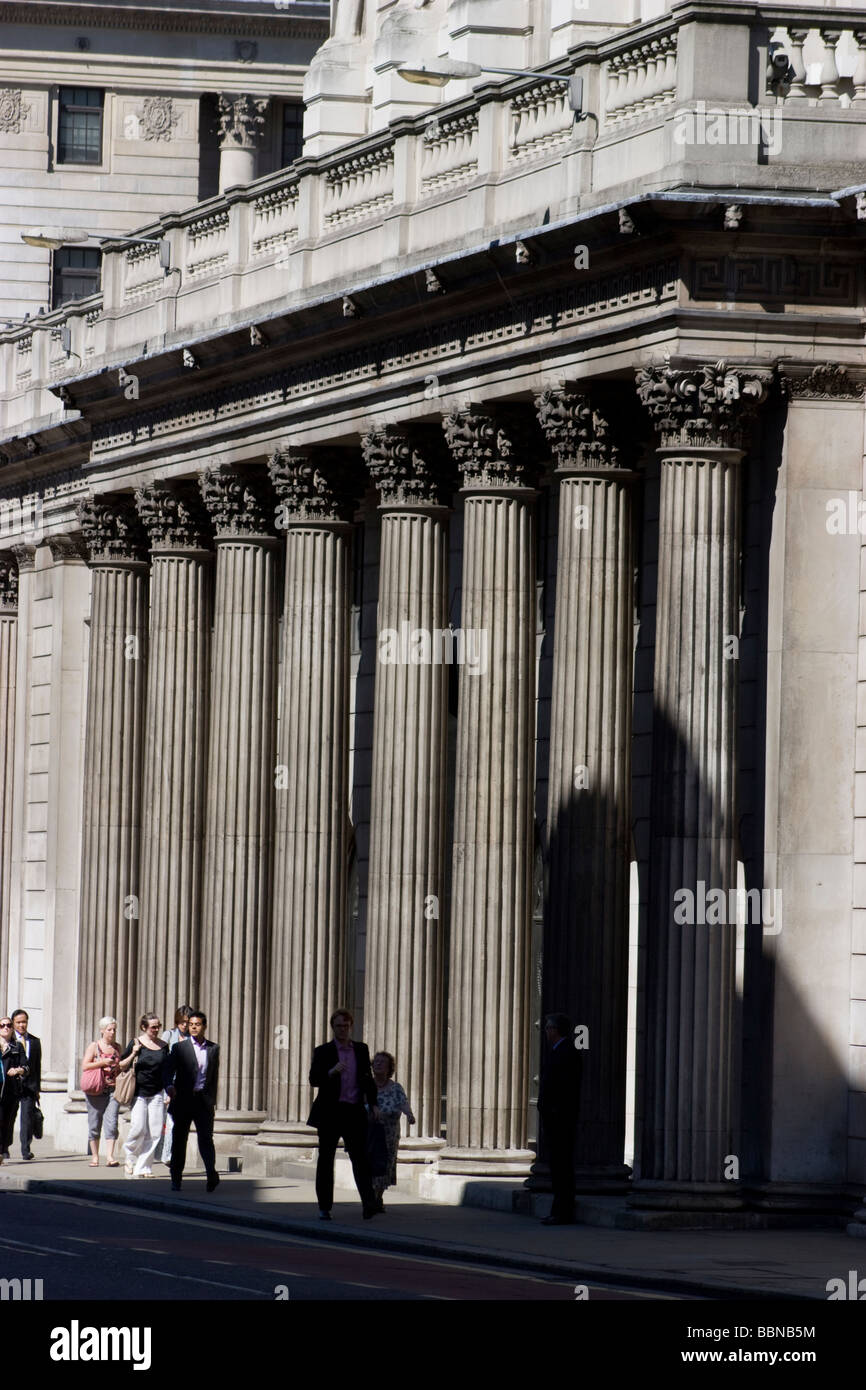 Piliers de la Banque d'Angleterre Threadneedle Street Londres Royaume-Uni avec des navetteurs en été Banque D'Images