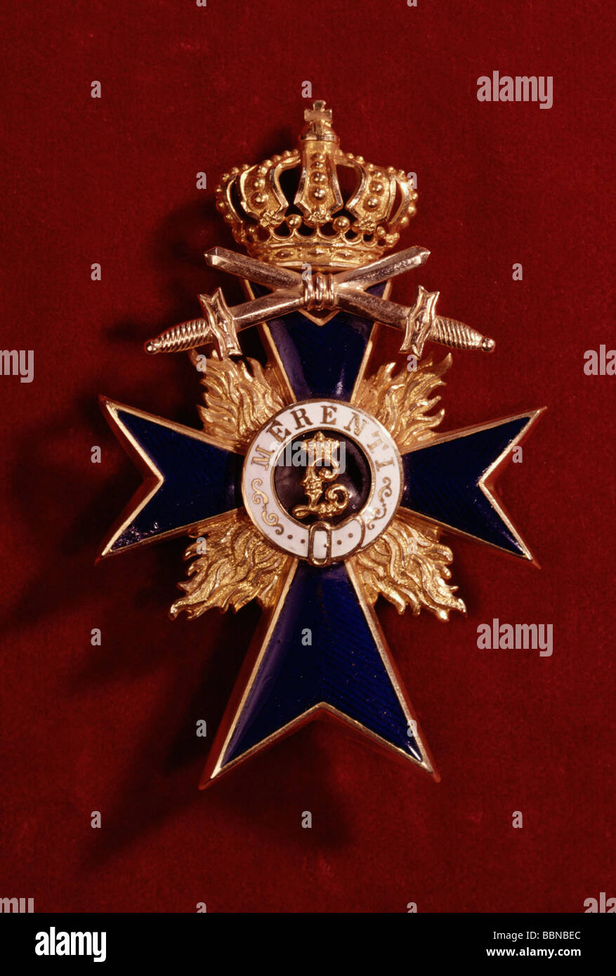 Médailles, Bavaria, Ordre du Mérite militaire, fondé sur 19.7.1866 par le roi Louis II, avec des épées croisées pour les officiers, version avec flamme Banque D'Images