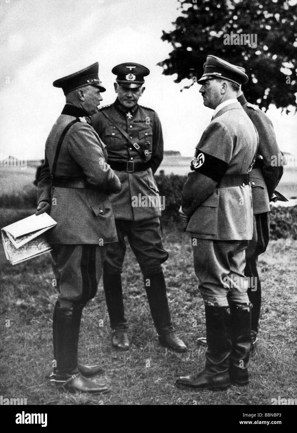Hitler, Adolf, 20.4.1889 - 30.4.1945, Chancelier politicien allemand (NSDAP) depuis 30.1.1933, en pleine longueur, avec les généraux Werner von Blomberg et Werner von Fritsch, manoeuvre, Munsterlager, 1935, Banque D'Images