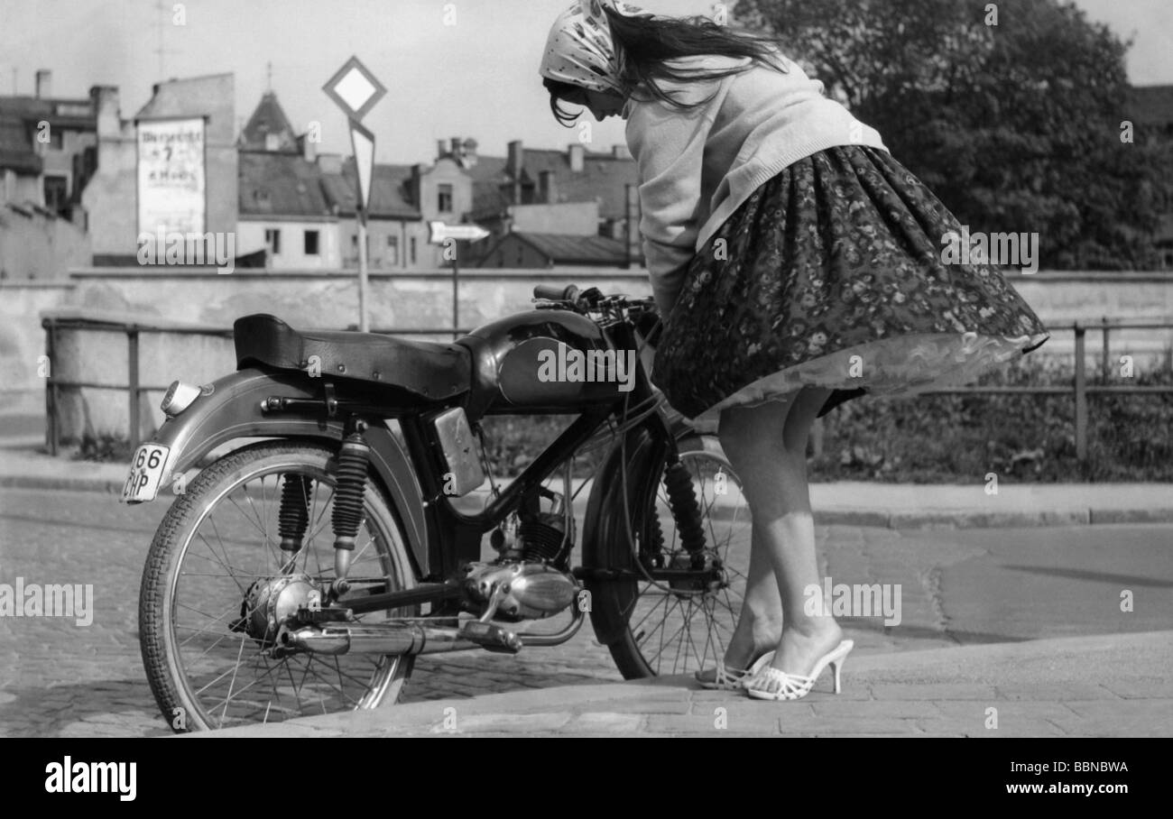 Circulation, moto / moto, jeune fille avec jupticoat et foulard à côté  d'une moto, Allemagne, années 1950 Photo Stock - Alamy