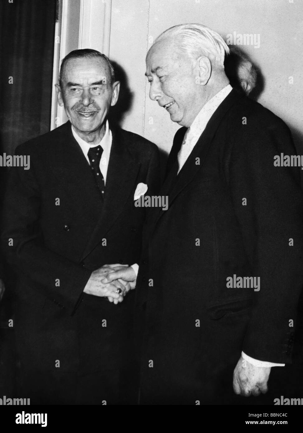 Mann, Thomas, 6.6.1875 - 12.8.1955, auteur / écrivain allemand, Prix Nobel de littérature 1929, demi-longueur, avec Theodor Heuss, fête commémorative Schiller, Francfort, 1955, Banque D'Images