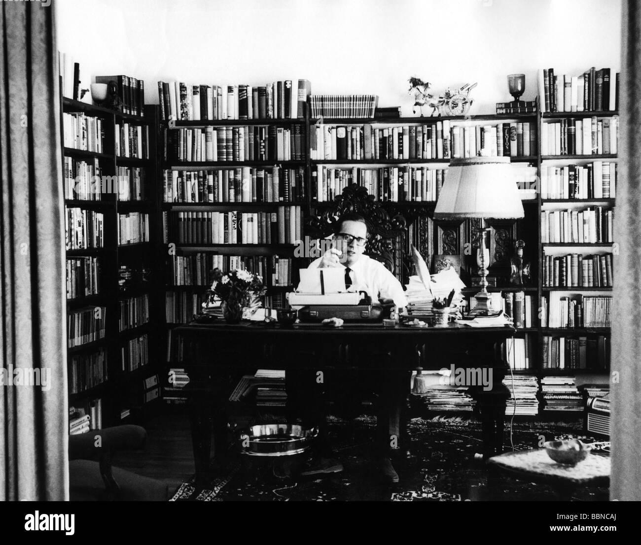 Simmel, Johannes Mario, 7.4.1924 - 1.1.2009, auteur/écrivain autrichien, dans son étude, 1965, Banque D'Images
