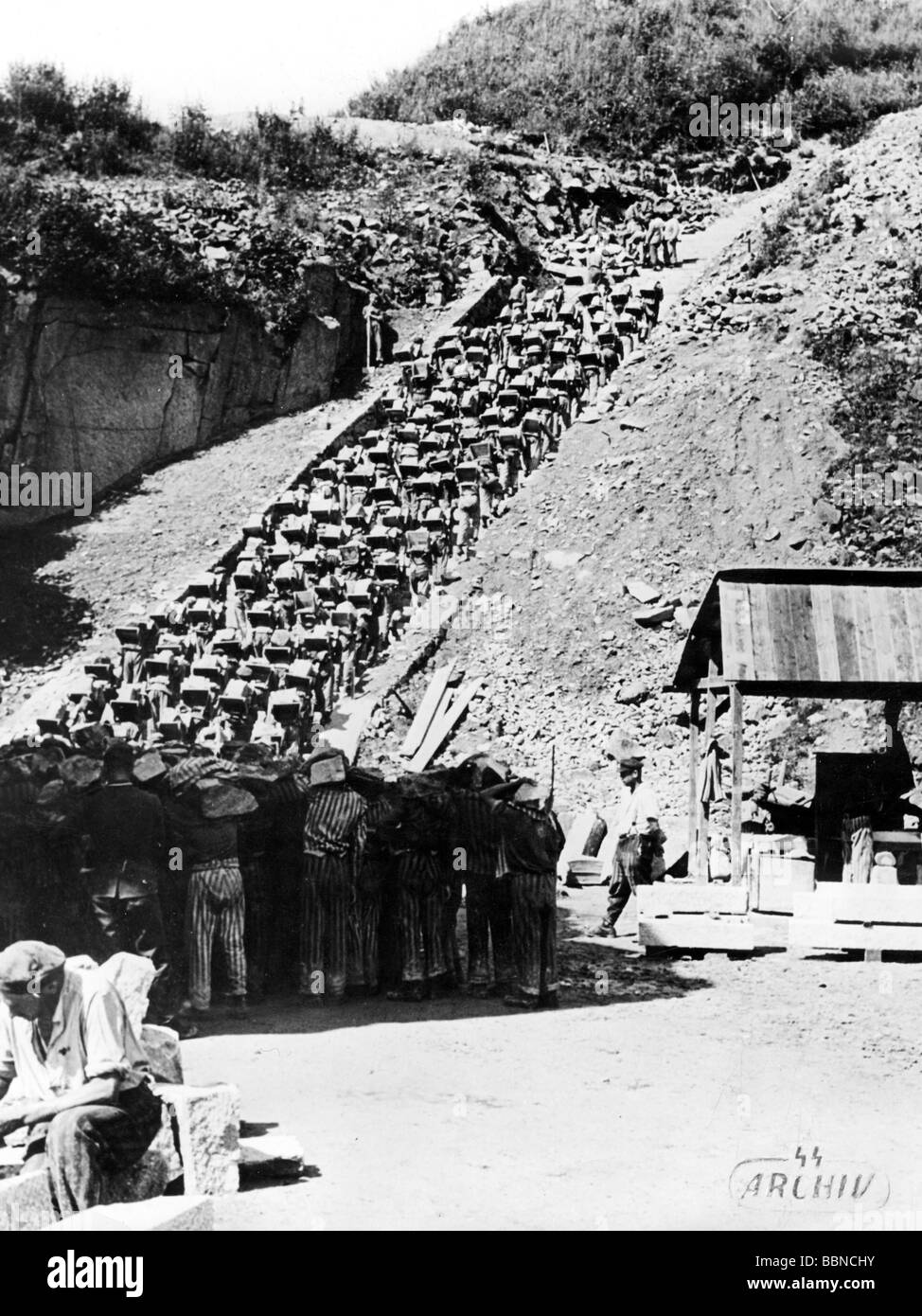 Nazisme / socialisme national, crimes, camps de concentration, Mauthausen, Autriche, prisonniers travaillant dans une fosse en pierre, vers 1940, Banque D'Images