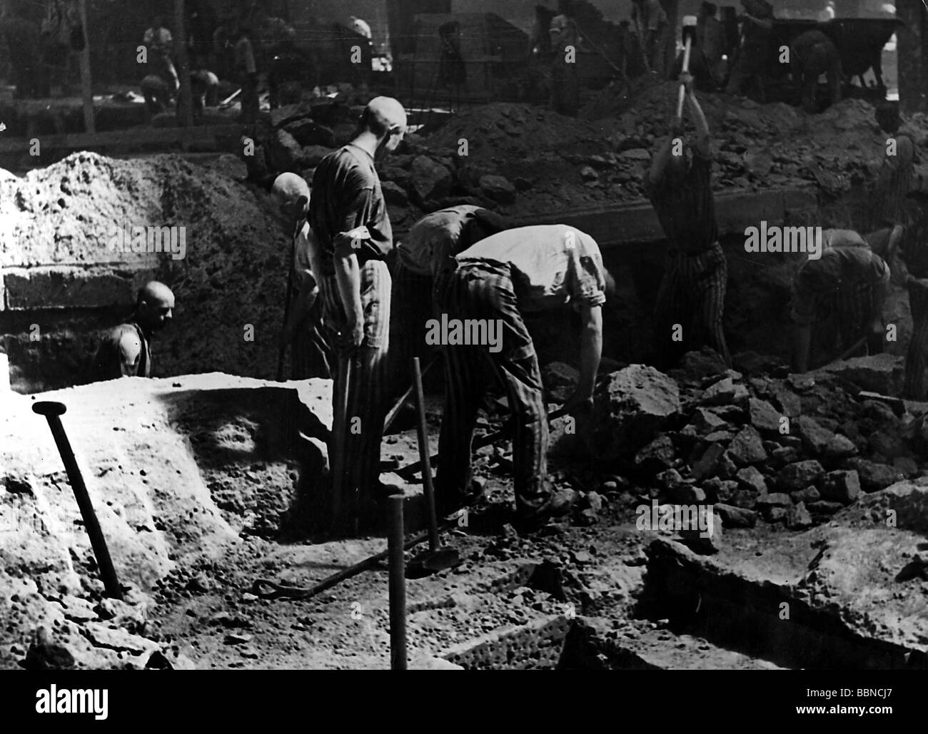 Nazisme / socialisme national, crimes, camps de concentration, Mauthausen, Autriche, prisonniers travaillant dans une fosse en pierre, vers 1940, Banque D'Images
