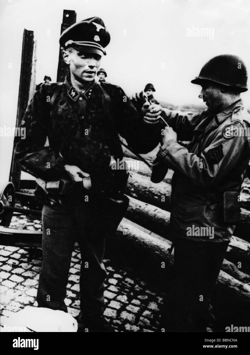 Événements, seconde Guerre mondiale / seconde Guerre mondiale, Allemagne, sergent de la 102ème division américaine frère Waffen SS lieutenant, 1945, Banque D'Images