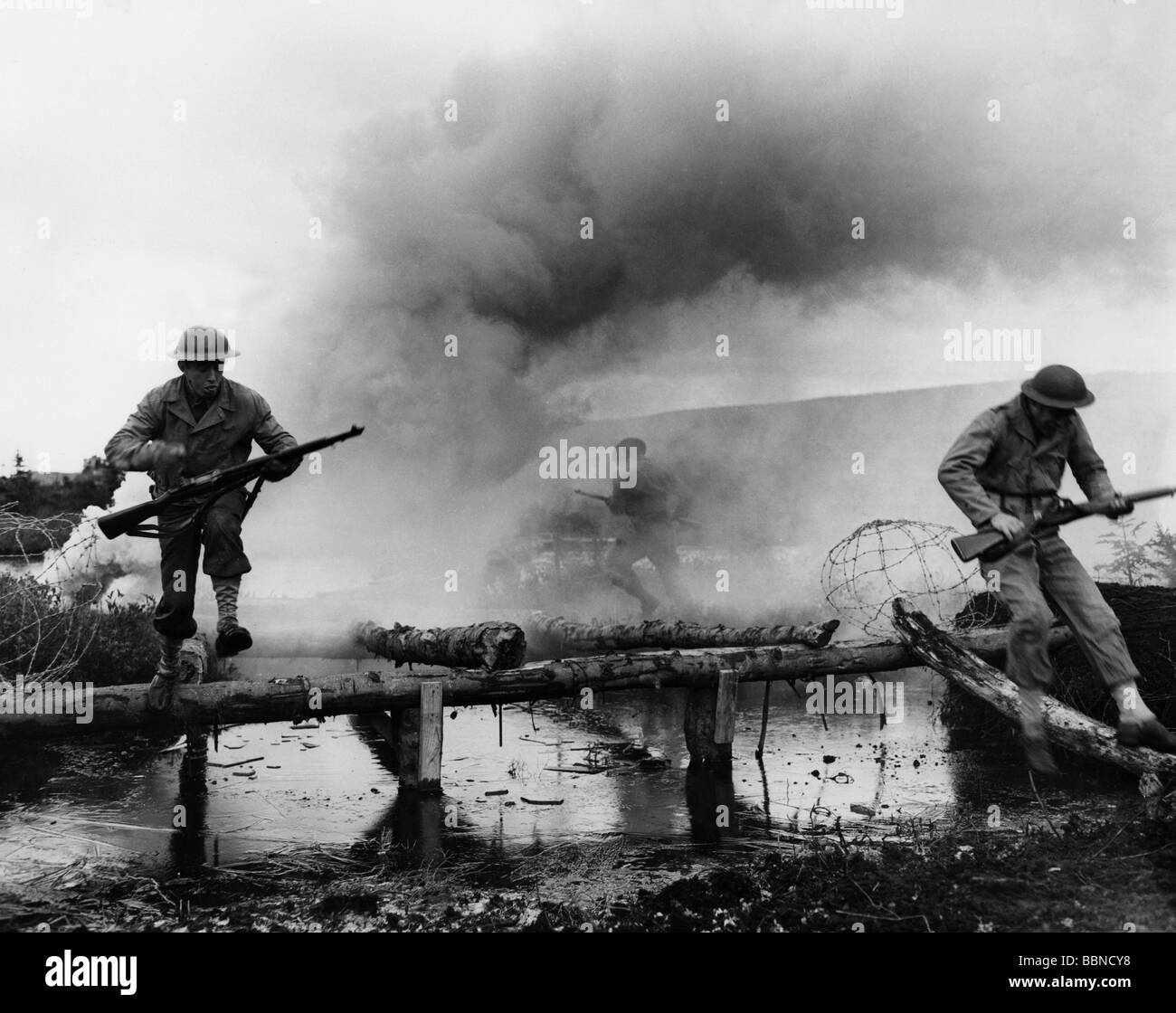 Événements, deuxième Guerre mondiale / seconde Guerre mondiale, États-Unis, militaire, entraînement d'infanterie, soldats de la compagnie L, 3ème Régiment d'infanterie, courant le parcours obstacle, fort Pepperell, Terre-Neuve, 11.11.1942, fusil, Garand M 1, casque d'acier britannique, fumée, armée, XXe siècle, historique, soldat, peuple, années 1940, Banque D'Images