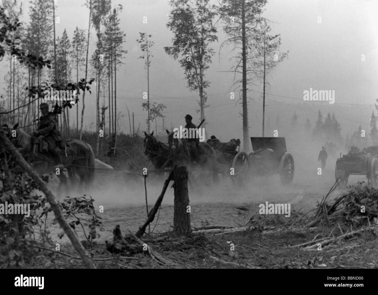 Événements, seconde Guerre mondiale / seconde Guerre mondiale, Finlande, artillerie à cheval changeant de position, XXe siècle, historique, historique, soldats, artillerymen, arme à feu, cheval, Guerre De Continuation 1941 - 1944, Banque D'Images
