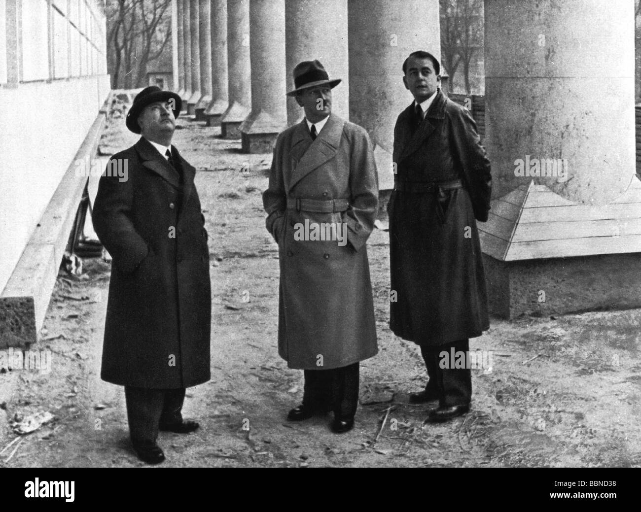 Hitler, Adolf, 20.4.1889 - 30.4.1945, politicien allemand (NSDAP), chancelier de Fuehrer et Reich depuis 1933, en pleine longueur, avec le professeur Leonhard Gall (à gauche) et Alber Speer (à droite), inspectant les travaux de construction à "Haus der Kunst", Munich, 1936, Banque D'Images