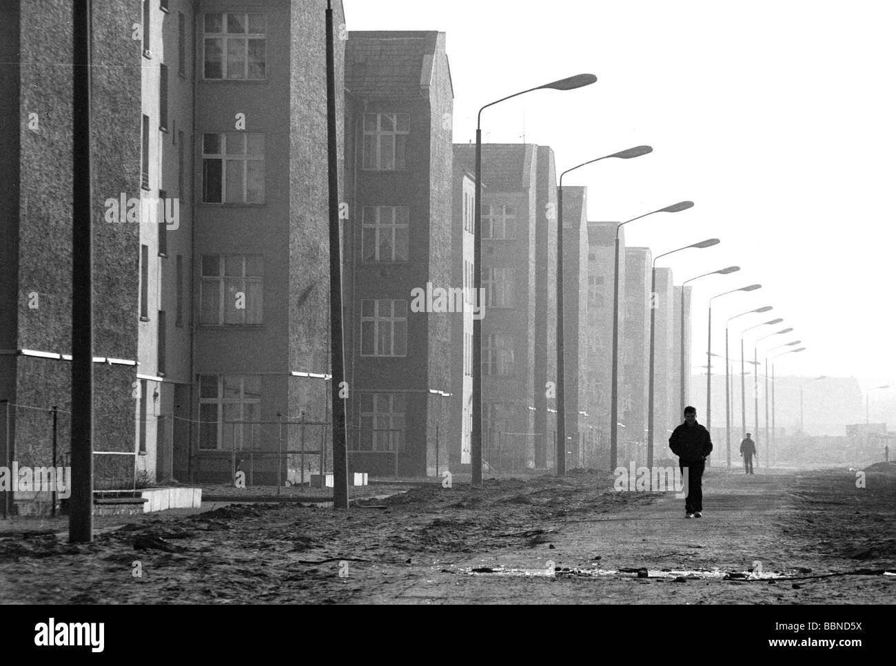 Géographie / voyage, Allemagne, réunification, Berlin, Berlin Wall, ancienne bande de mort près de la gare de banlieue Wollankstrasse, 1990, GDR, Allemagne de l'est, historique, piéton, passe-by, lanterne, ouverture, automne, Down, Berlin-est, Allemagne de l'est, années 1990, années 90, XXe siècle, novembre 89, novembre 89, personnes, Banque D'Images