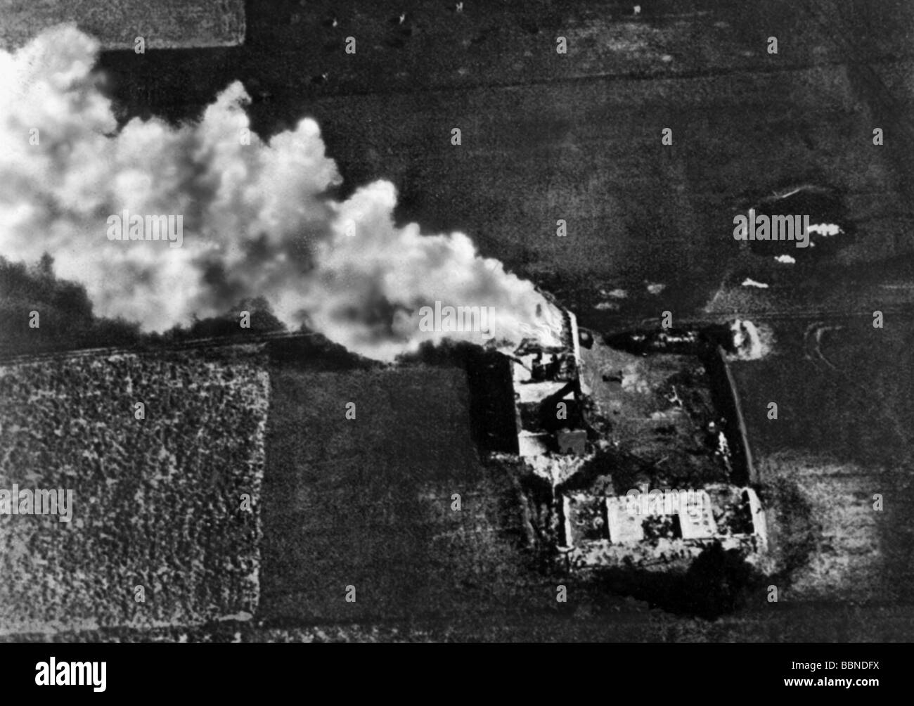 Événements, seconde Guerre mondiale / seconde Guerre mondiale, Russie, guerre aérienne, photographie aérienne d'une grange brûlante, front de l'est, vers 1942, Banque D'Images